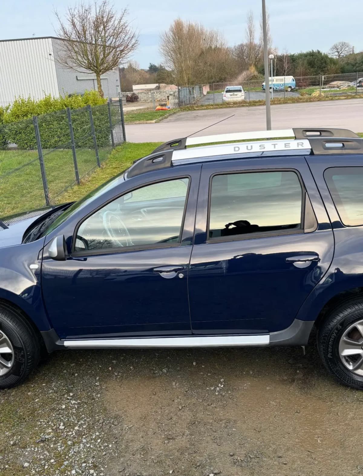 SUV couvert de boue lavé en France — Après