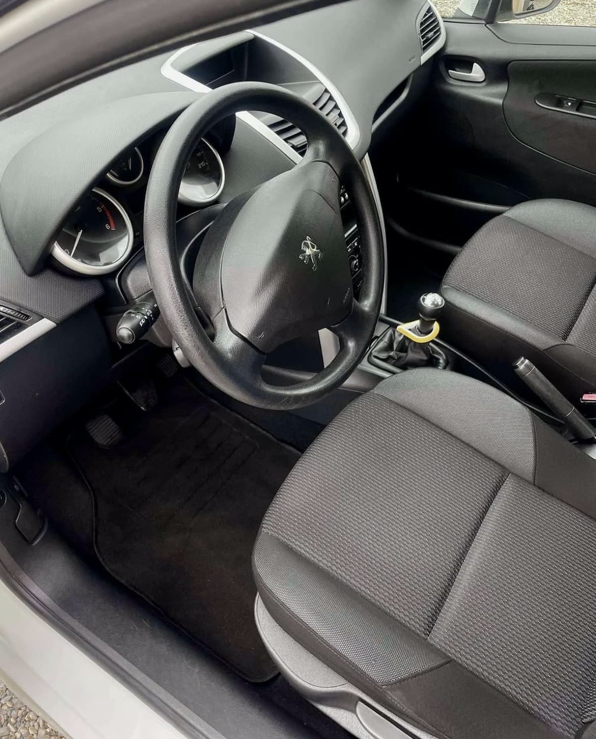 Habitacle nettoyé avant restitution en France — Après