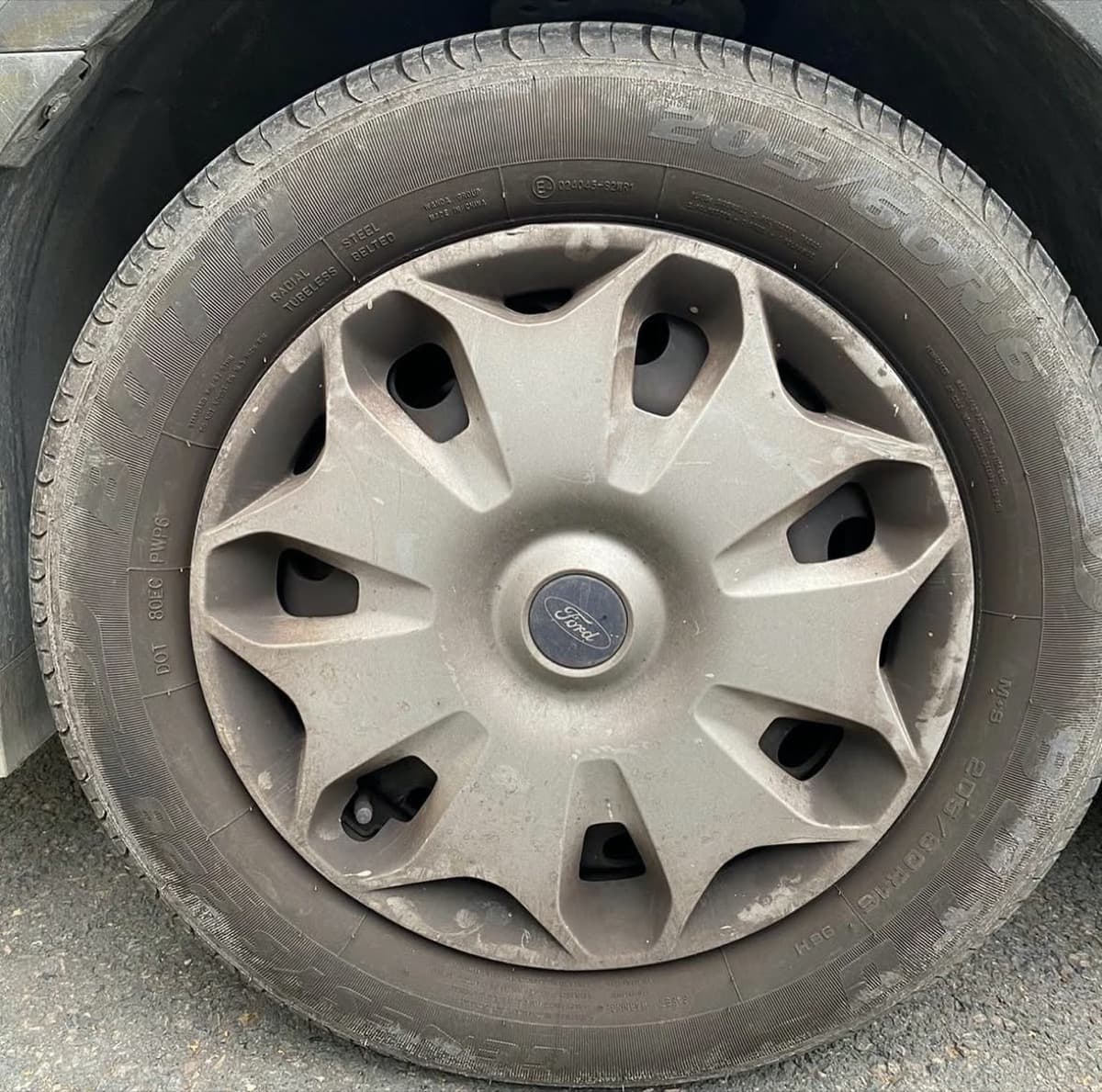 Enjoliveurs nettoyés en France — Avant