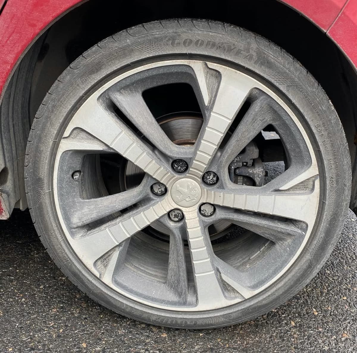 Jantes encrassées restaurées en France — Avant