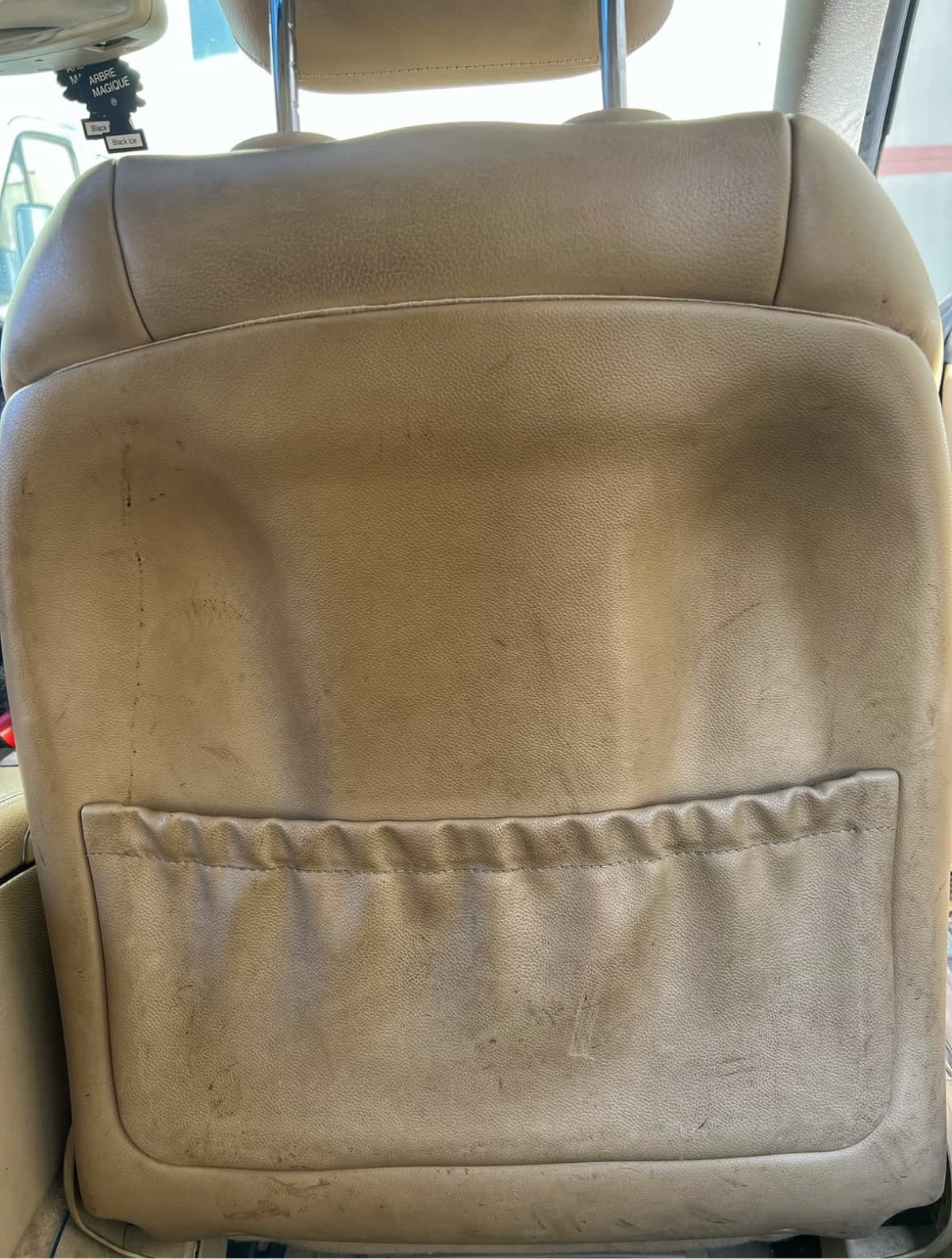 Dossier cuir nettoyé en France — Avant