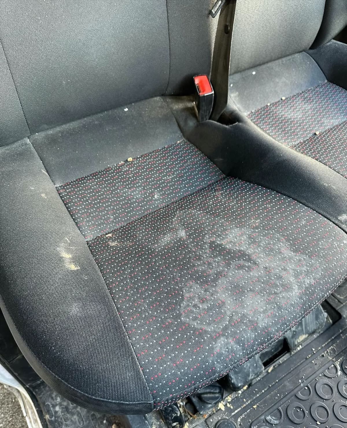 Banquette arrière nettoyée en France — Avant