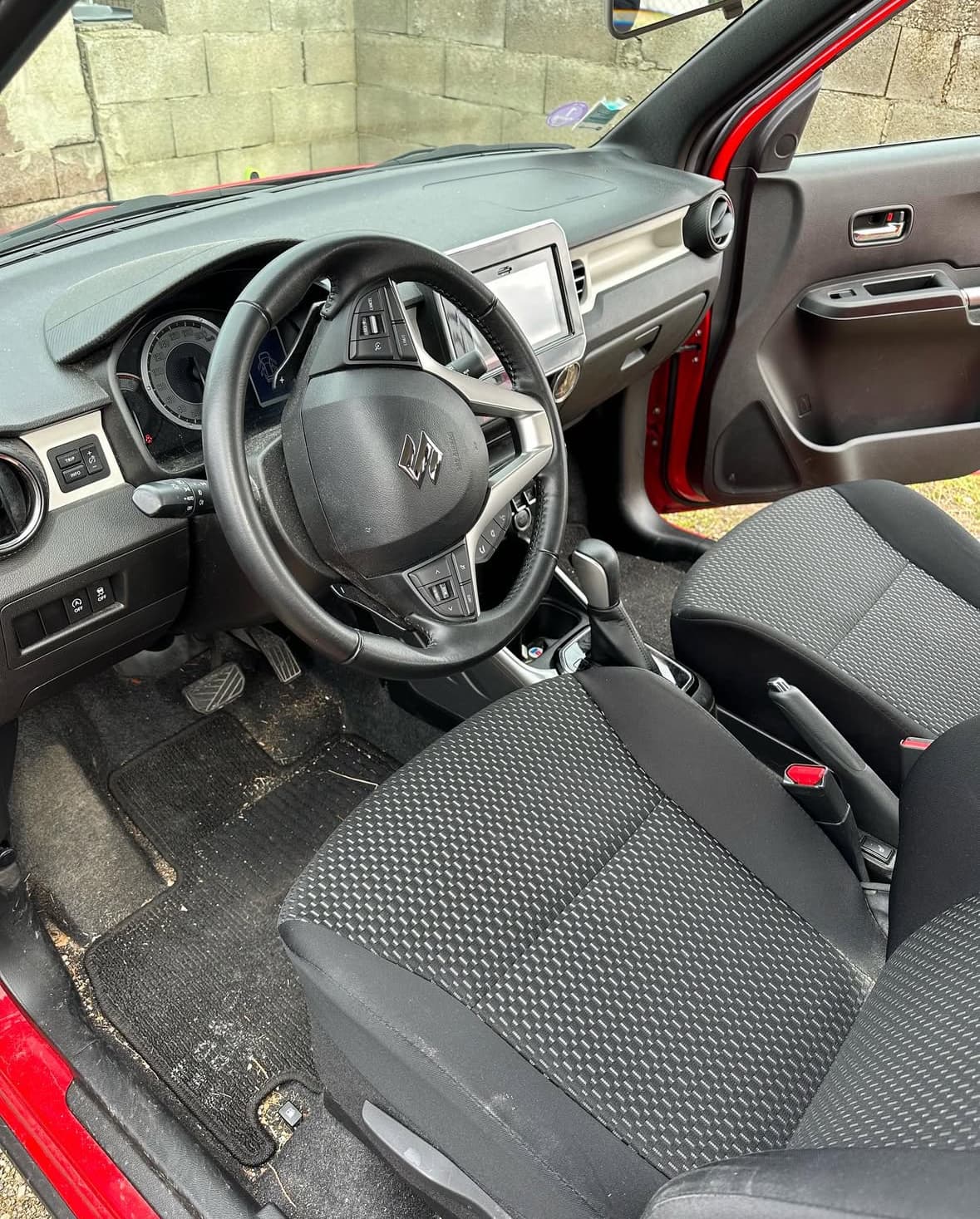 Nettoyage intérieur complet Suzuki Ignis à Mérignac à Bordeaux — Avant
