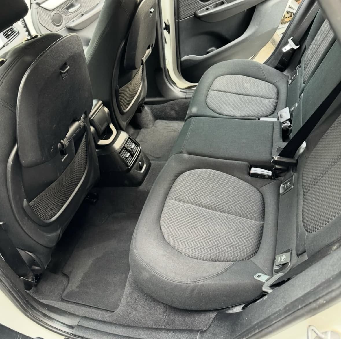 Traitement anti-moisissure banquette BMW à Montpellier — Après