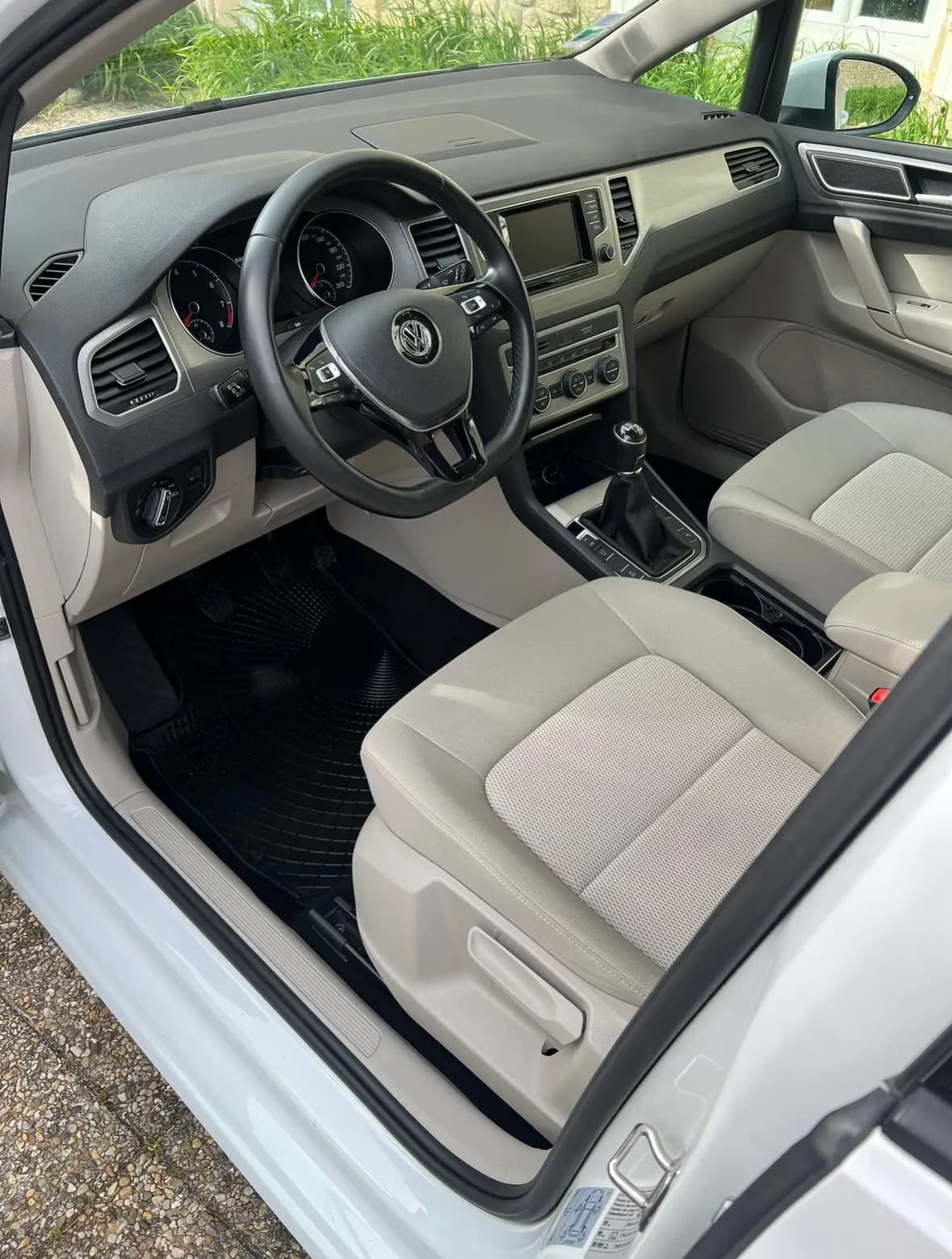 Nettoyage intérieur VW Golf Sportsvan à Cagnes-sur-Mer à Nice — Après