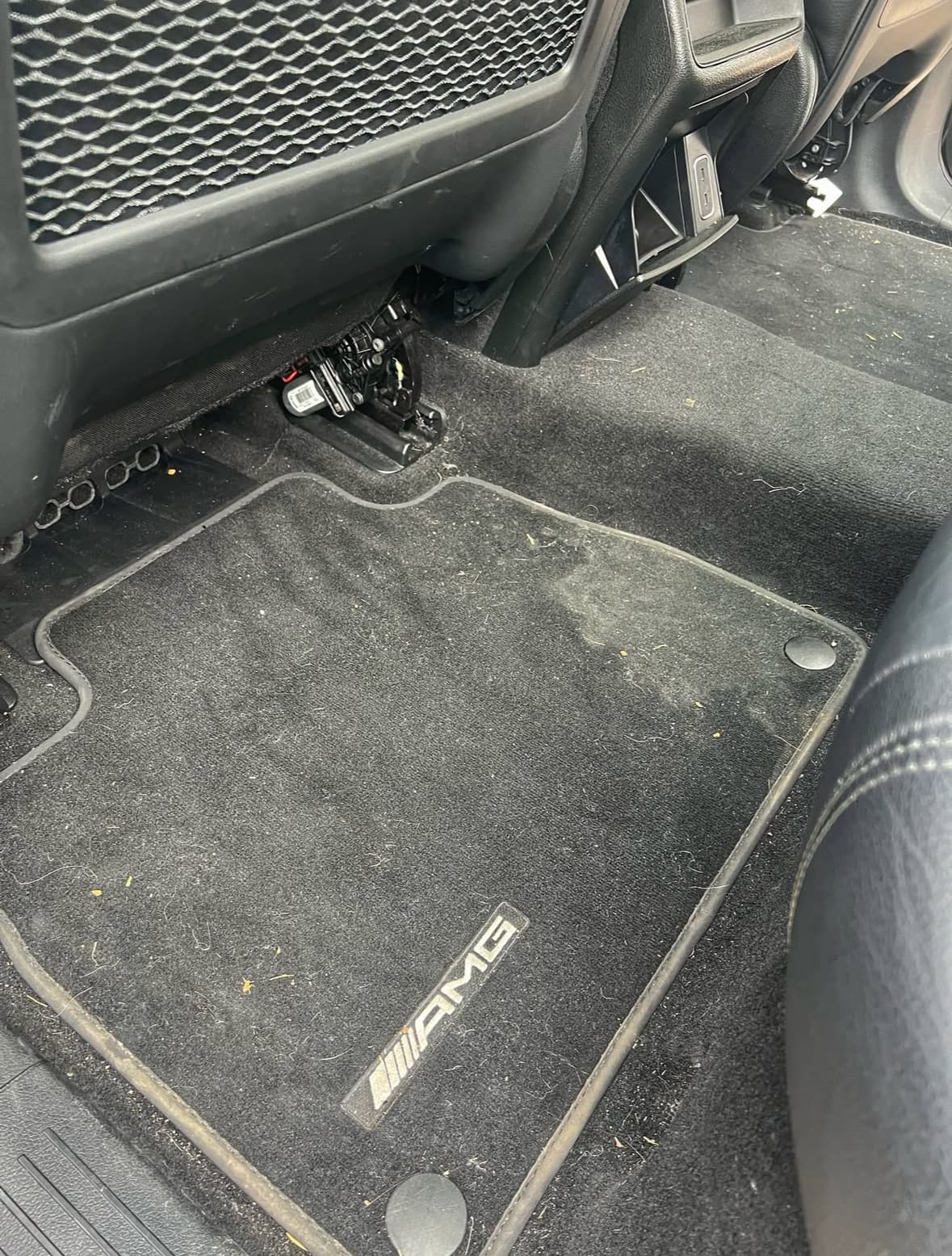 Nettoyage tapis Mercedes AMG à Mougins à Nice — Avant