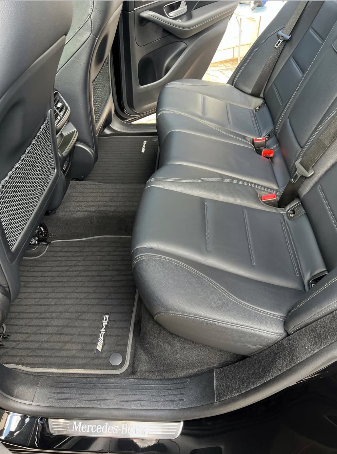 Nettoyage intérieur arrière Mercedes AMG à Illkirch-Graffenstaden à Strasbourg — Après