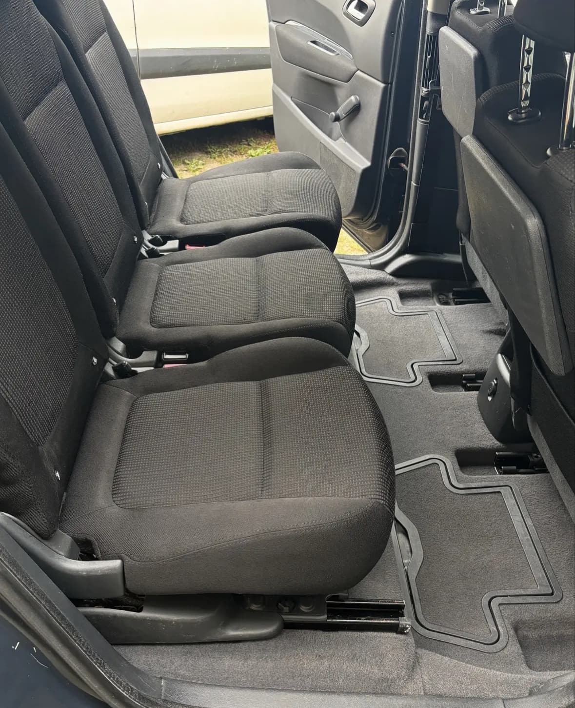 Shampoing banquette arrière à Six-Fours-les-Plages à Toulon — Après